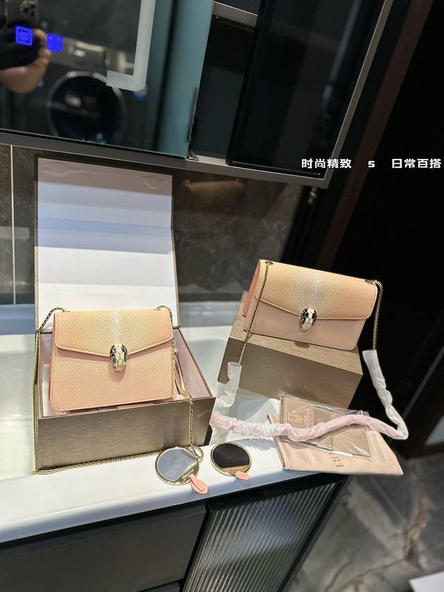 宝格丽bvlgari, 原单品 原单皮质! 原单五金 一定要链条 牛皮品质 进口珐琅彩五金扣 好质感巨百搭 一定要五金! 尺寸:22*14Cm 20Cm 还有原 宝格丽bvlgari, 原单品 原单皮质! 原单五金 一定要链条 牛皮品质 进口珐琅彩五金扣 好质感巨百搭 一定要五金! 尺寸:22*14Cm 20Cm 还有原