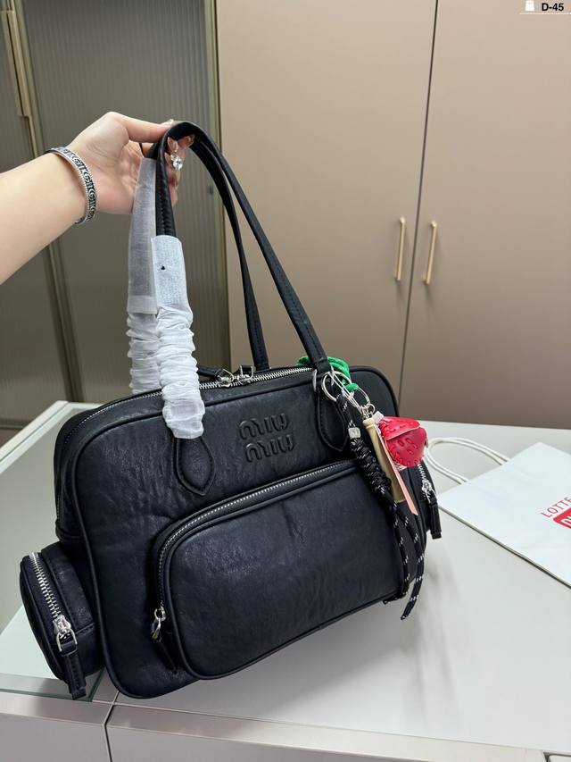 Miumiu保龄球 公文包 可手拎也可斜挎! 出场就是miumiu小公主! D-45尺寸30.12.20配盒 Miumiu保龄球 公文包 可手拎也可斜挎! 出场就是miumiu小公主! D-45尺寸30.12.20配盒