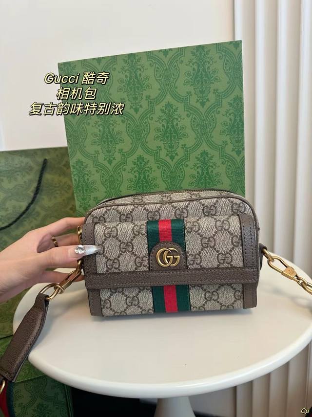 配盒 Gucci Ophidia相机包配原版乌木色二层牛皮~这个款复古韵味特别浓,对版五金原版内里上身效果也超赞,主要以精致特别的五金来提升整体质感。 尺寸20 配盒 Gucci Ophidia相机包配原版乌木色二层牛皮~这个款复古韵味特别浓,对版五金原版内里上身效果也超赞,主要以精致特别的五金来提升整体质感。 尺寸20