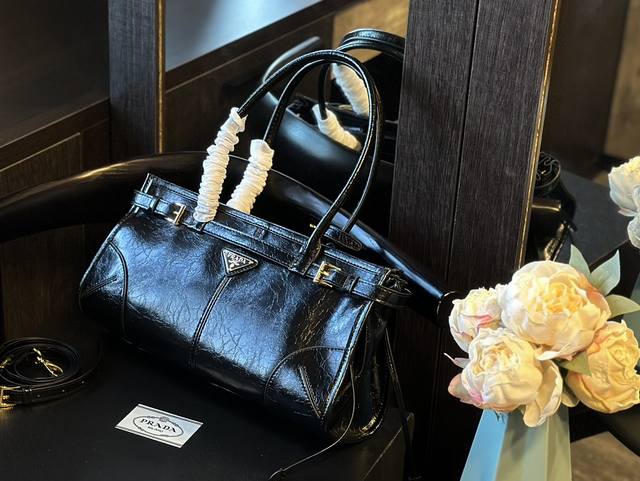 原版皮 礼盒包装 Prada Soft Lux实物有点东西 天天期待 油蜡皮 实物容量足够大 自重很轻甜酷girl值得拥有!!冲冲冲m尺寸 32*15 原版皮 礼盒包装 Prada Soft Lux实物有点东西 天天期待 油蜡皮 实物容量足够大 自重很轻甜酷girl值得拥有!!冲冲冲m尺寸 32*15