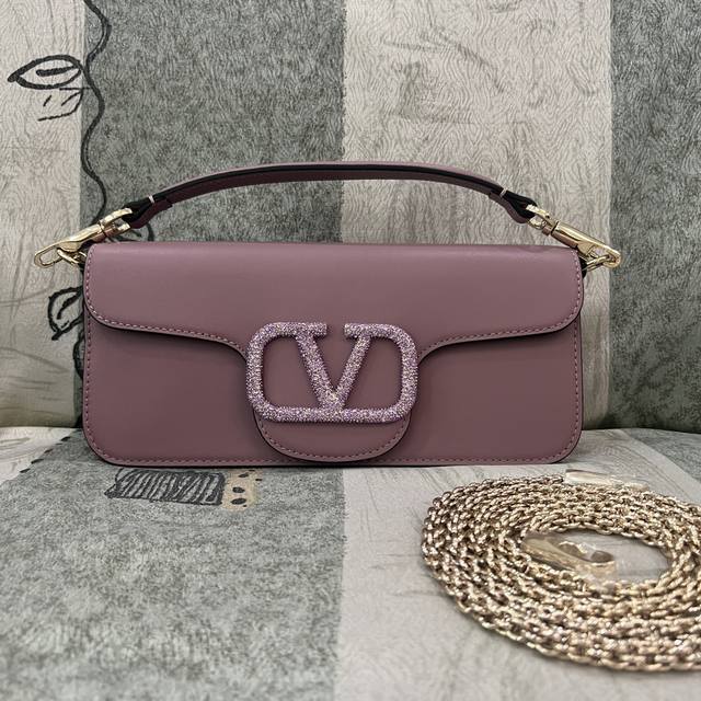 大号型号:1030# Mini Locò仿水晶装饰手袋 -Vlogo Signature施华洛世奇仿水晶装饰 -配可拆卸提手和可拆卸滑动式链条，可肩背、斜挎或手