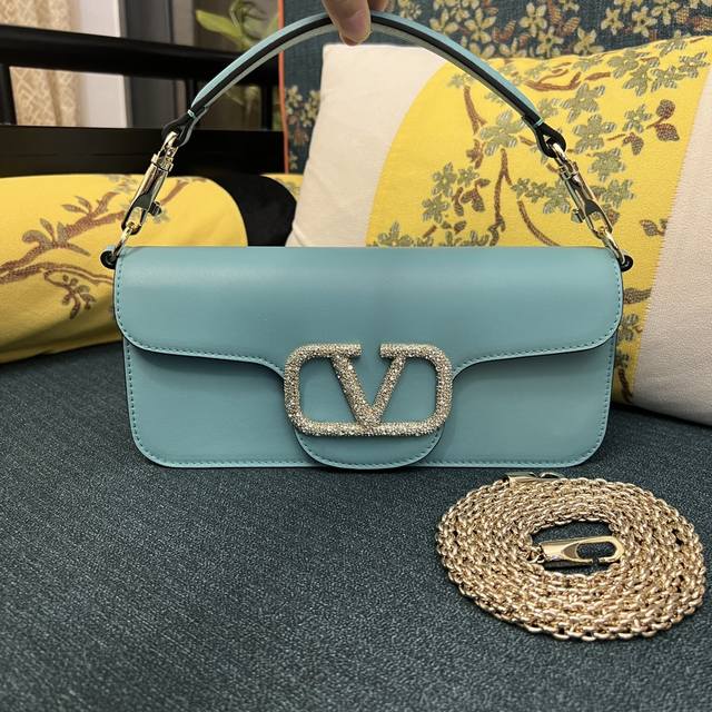 大号型号:1030# Mini Locò仿水晶装饰手袋 -Vlogo Signature施华洛世奇仿水晶装饰 -配可拆卸提手和可拆卸滑动式链条，可肩背、斜挎或手