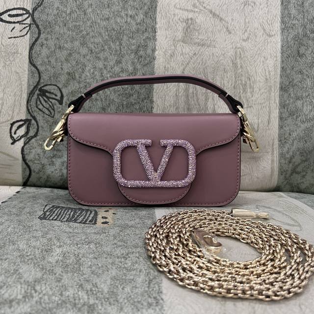 小号型号:1030# Mini Locò仿水晶装饰手袋 -Vlogo Signature施华洛世奇仿水晶装饰 -配可拆卸提手和可拆卸滑动式链条，可肩背、斜挎或手