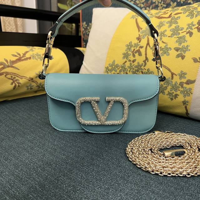 小号型号:1030# Mini Locò仿水晶装饰手袋 -Vlogo Signature施华洛世奇仿水晶装饰 -配可拆卸提手和可拆卸滑动式链条，可肩背、斜挎或手