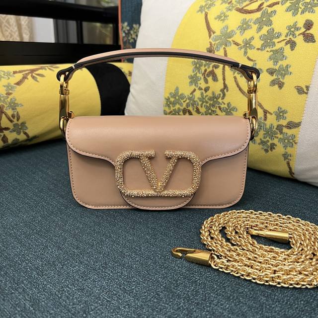 小号型号:1030# Mini Locò仿水晶装饰手袋 -Vlogo Signature施华洛世奇仿水晶装饰 -配可拆卸提手和可拆卸滑动式链条，可肩背、斜挎或手