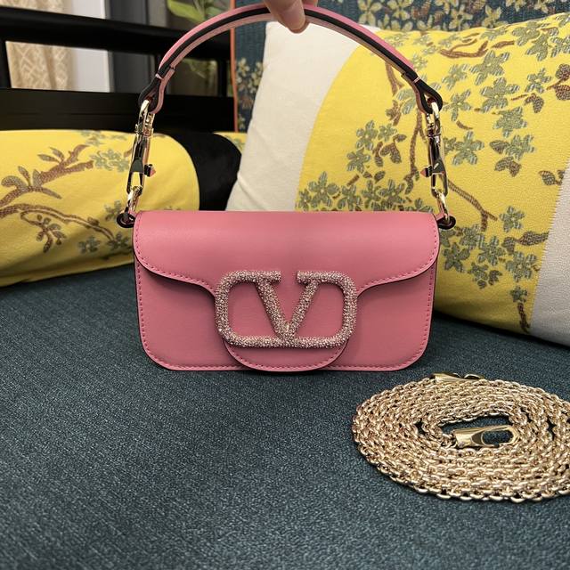 小号型号:1030# Mini Locò仿水晶装饰手袋 -Vlogo Signature施华洛世奇仿水晶装饰 -配可拆卸提手和可拆卸滑动式链条，可肩背、斜挎或手