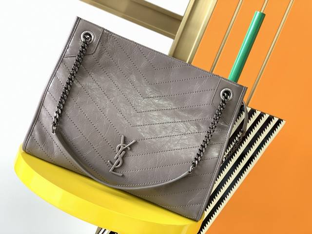 原厂皮 # #原厂皮版本niki Shopping Bag到货！延续niki风格采用抓皱油蜡牛皮及logo使用真皮包裹设计；包袋中间有磁吸扣，保障了包包使用的安