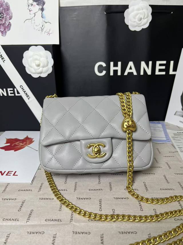 现货 25C春夏预告系列 图片中号 爱心调节扣大爆款小羊皮方胖子 无疑又是溢价款，25C最火的一款包！专柜很难买到！[苦涩]爱心调节扣太实用啦，爱心也特别美可调