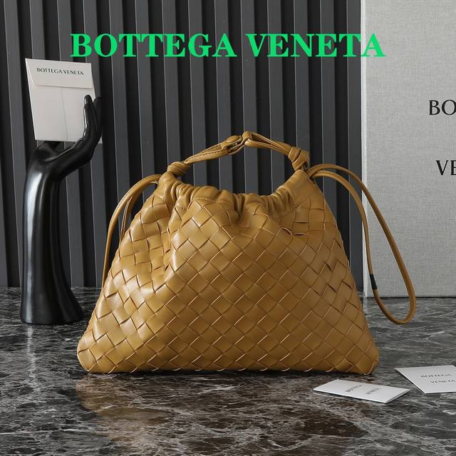 Bottega Veneta新款dustbag 一只又轻又软羊皮编织福袋包 这款福袋包不管是包型还是颜色真的一眼难忘 纯手工的编织工艺非常重工 再加上软乎乎的质 Bottega Veneta新款dustbag 一只又轻又软羊皮编织福袋包 这款福袋包不管是包型还是颜色真的一眼难忘 纯手工的编织工艺非常重工 再加上软乎乎的质