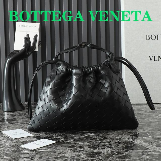 Bottega Veneta新款dustbag 一只又轻又软羊皮编织福袋包 这款福袋包不管是包型还是颜色真的一眼难忘 纯手工的编织工艺非常重工 再加上软乎乎的质 Bottega Veneta新款dustbag 一只又轻又软羊皮编织福袋包 这款福袋包不管是包型还是颜色真的一眼难忘 纯手工的编织工艺非常重工 再加上软乎乎的质