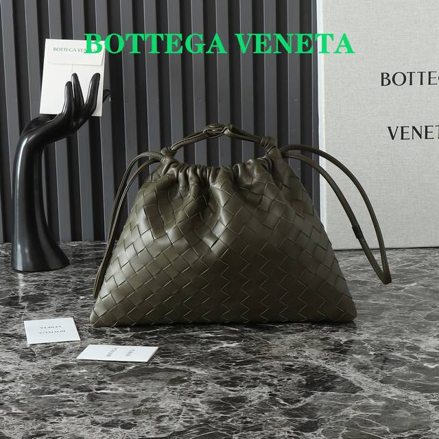 Bottega Veneta新款dustbag 一只又轻又软羊皮编织福袋包 这款福袋包不管是包型还是颜色真的一眼难忘 纯手工的编织工艺非常重工 再加上软乎乎的质 Bottega Veneta新款dustbag 一只又轻又软羊皮编织福袋包 这款福袋包不管是包型还是颜色真的一眼难忘 纯手工的编织工艺非常重工 再加上软乎乎的质