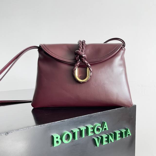 来自1970年的灵感,Bottega Veneta 女士徽标单肩包,光滑皮面带来干净的帅气感,就像职场女性的利落与坚韧,前扣优质五金吊坠包身,整体复古优雅,优秀 来自1970年的灵感,Bottega Veneta 女士徽标单肩包,光滑皮面带来干净的帅气感,就像职场女性的利落与坚韧,前扣优质五金吊坠包身,整体复古优雅,优秀