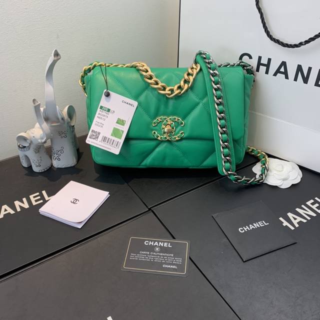 颜色：绿色 独家实拍 ，新款现货！Chanel小香新款 型号：As1160 年秋冬大菱格豆腐包： 进口羊皮单口包 古银：白叻：金色：3种金属混搭肩带 粗链条彰显