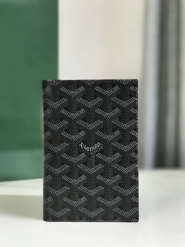 正品级 Goyard 护照夹 时尚出行必备单品 限量暗黑出货！ 使用专属钱包的对版定制光面皮对角针线完美内部黄色部分为对版定制头层牛皮 非超纤非二层皮 尺寸 ：