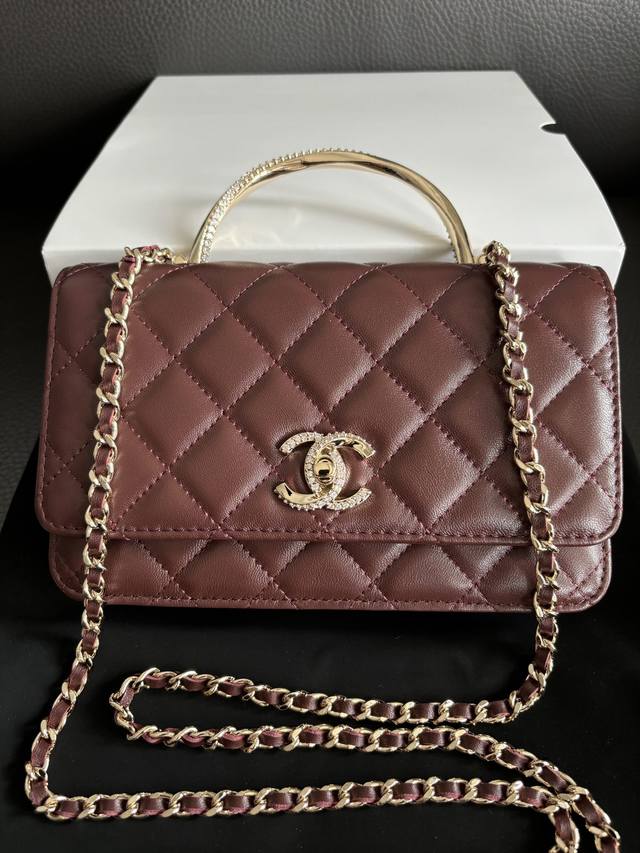 出货啦最新24Kwoc新款爆闪钻0Hanel闪钻手柄双色水晶手柄真的绝绝绝美！复古华丽，精致的像艺术品一样双层的经典款woc包型，容量也很大可以放下2部，很实用 - 点击图像关闭