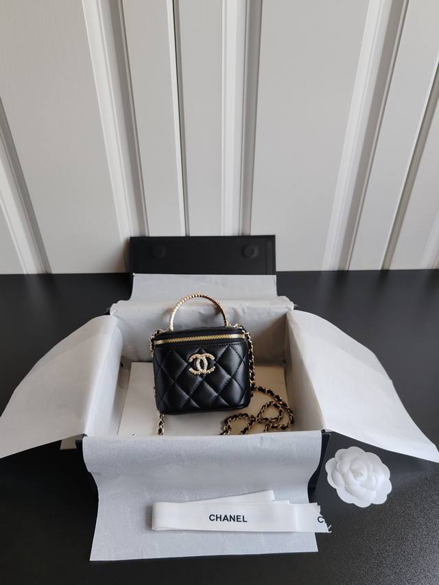 24B钻石手柄盒子化妆包 Gr羊皮搭配14K厚钯水润香槟扣手柄镶嵌施华洛世奇水钻精致又高级 手柄的质感、手感都非常好，内里带卡槽、口红槽、镜子一应俱全肩背、斜挎