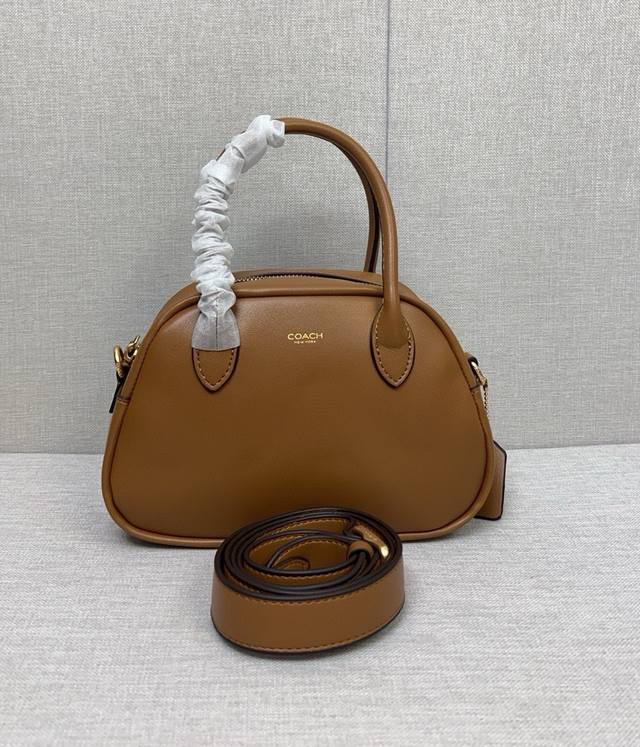 Coach蔻驰专柜1941棒球手套bowling Bag馒头包手提包斜挎包。新款保龄球包 Cu863 黑色有现货其他颜色过两天有。尺寸23.15.9，