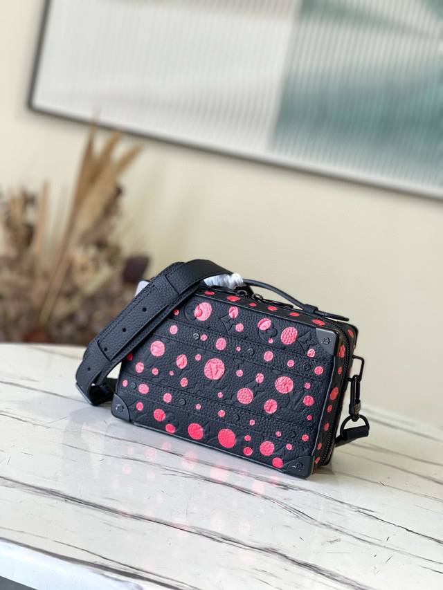 头层皮 顶级原单 M21677波点本款 Handle Soft Trunk 手袋为 Monogram 皮革压印细腻纹理,以铆钉边角和皮革加固带延续的制箱传承。广 头层皮 顶级原单 M21677波点本款 Handle Soft Trunk 手袋为 Monogram 皮革压印细腻纹理,以铆钉边角和皮革加固带延续的制箱传承。广