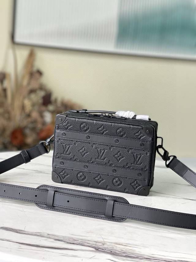 头层皮 顶级原单 M59163 全皮 本款 Handle Soft Trunk 手袋为 Monogram 皮革压印细腻纹理,以铆钉边角和皮革加固带延续的制箱传承 头层皮 顶级原单 M59163 全皮 本款 Handle Soft Trunk 手袋为 Monogram 皮革压印细腻纹理,以铆钉边角和皮革加固带延续的制箱传承