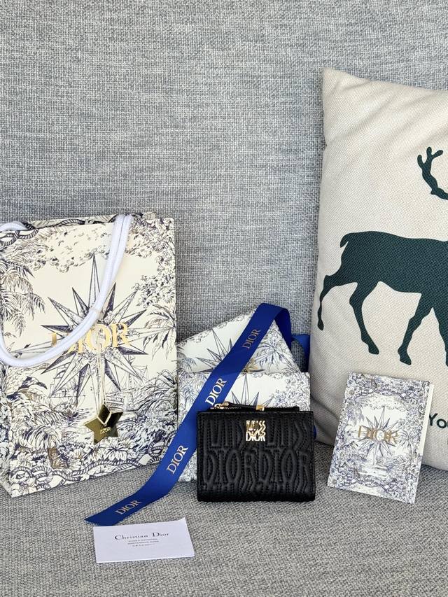 绗缝miss Dior Freesia羊皮钱包 编号：S3602Ubtk_M05N，按扣开合 这款 Miss Dior Freesia钱包是一款优雅实用的配饰。