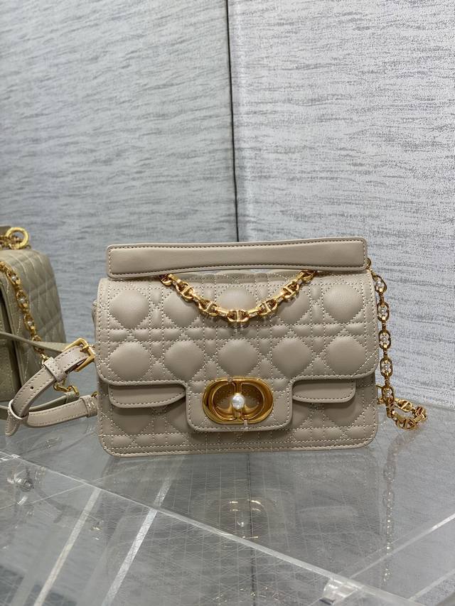 点 Jolie系列珍珠链条包，又一个必收款，全新翻盖包型，经典的藤格纹，大logo字母珍珠锁扣，看一眼轮廓就已经心动，肩带的每一个金属链环中都有一颗小珍珠点缀，