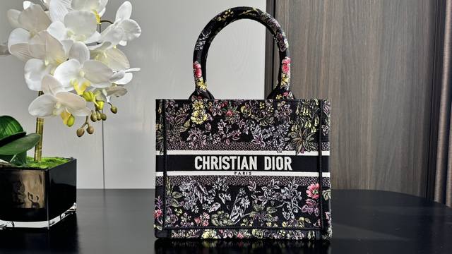 Book Tote 黑莲花超小26Cm 这款 Book Tote 手袋由 Dior 女装创意总监玛丽亚 嘉茜娅 蔻丽 Maria Grazia Chiuri 设
