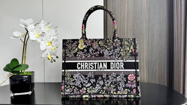 Book Tote 黑莲花中号36Cm 这款 Book Tote 手袋由 Dior 女装创意总监玛丽亚 嘉茜娅 蔻丽 Maria Grazia Chiuri 设