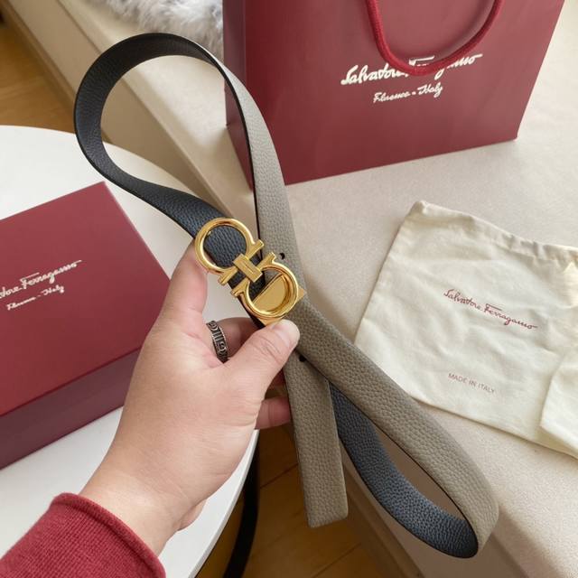 菲拉格慕 -双面意大利进口头层荔枝纹牛皮,搭配真空电镀亮面纯铜扣,经典款式,专柜有售,市场顶级品质,支持验货 配送全套专柜包装,宽度 2.5Cm 菲拉格慕 -双面意大利进口头层荔枝纹牛皮,搭配真空电镀亮面纯铜扣,经典款式,专柜有售,市场顶级品质,支持验货 配送全套专柜包装,宽度 2.5Cm