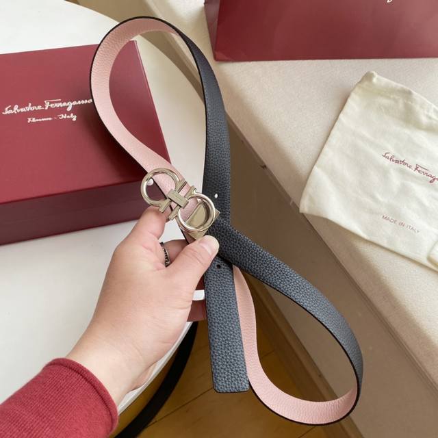 菲拉格慕 -双面意大利进口头层荔枝纹牛皮,搭配真空电镀亮面纯铜扣,经典款式,专柜有售,市场顶级品质,支持验货 配送全套专柜包装,宽度 2.5Cm 菲拉格慕 -双面意大利进口头层荔枝纹牛皮,搭配真空电镀亮面纯铜扣,经典款式,专柜有售,市场顶级品质,支持验货 配送全套专柜包装,宽度 2.5Cm