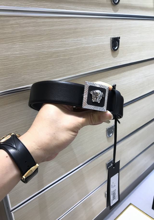 范思哲 -双面意大利进口头层小牛皮,搭配真空电镀贴皮纯铜扣,经典款式,专柜有售,市场顶级品质,支持验货 配送全套专柜包装,宽度 3.5Cm 范思哲 -双面意大利进口头层小牛皮,搭配真空电镀贴皮纯铜扣,经典款式,专柜有售,市场顶级品质,支持验货 配送全套专柜包装,宽度 3.5Cm