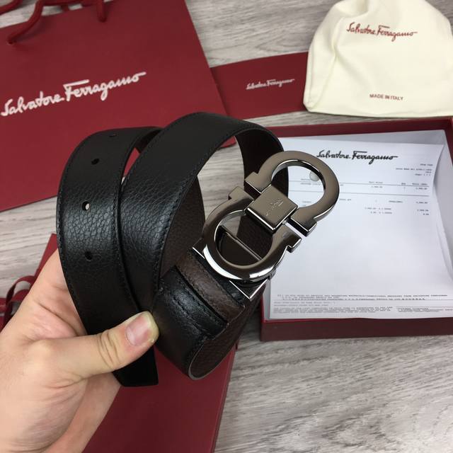 菲拉格慕 -双面意大利进口头层荔枝纹牛皮,搭配真空电镀亮面纯铜扣,经典款式,专柜有售,市场顶级品质,支持验货 配送全套专柜包装,宽度 3.5Cm 菲拉格慕 -双面意大利进口头层荔枝纹牛皮,搭配真空电镀亮面纯铜扣,经典款式,专柜有售,市场顶级品质,支持验货 配送全套专柜包装,宽度 3.5Cm