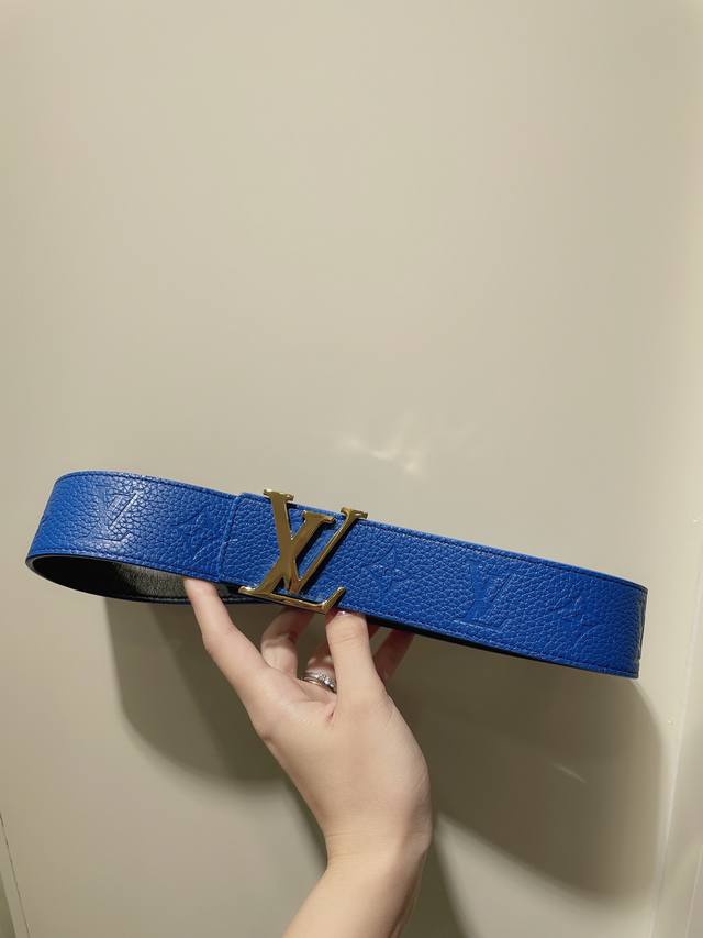 Lv -意大利进口头层压花荔枝纹牛皮配平纹底，搭配真空电镀亮面纯铜扣，官网新款，专柜有售，市场顶级品质，支持验货 配送全套专柜包装，宽度 4.0Cm