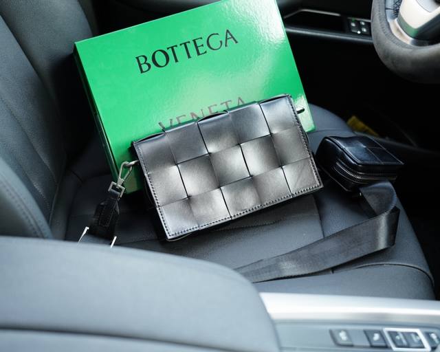 葆蝶家 官网同步 高版本 斜挎单肩背包 永恒不过时的标志性产品 纯原单小牛皮 顶级五金制作 非市面普通版本 今年bv最爱的款式 全部实拍 实用性非常高 完全不用 葆蝶家 官网同步 高版本 斜挎单肩背包 永恒不过时的标志性产品 纯原单小牛皮 顶级五金制作 非市面普通版本 今年bv最爱的款式 全部实拍 实用性非常高 完全不用