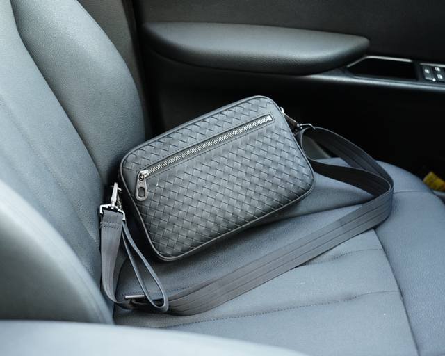 葆蝶家 官网同步 高版本 斜挎单肩背包 永恒不过时的标志性产品 纯原单小牛皮 顶级五金制作 非市面普通版本 今年bv最爱的款式 全部实拍 实用性非常高 完全不用 葆蝶家 官网同步 高版本 斜挎单肩背包 永恒不过时的标志性产品 纯原单小牛皮 顶级五金制作 非市面普通版本 今年bv最爱的款式 全部实拍 实用性非常高 完全不用