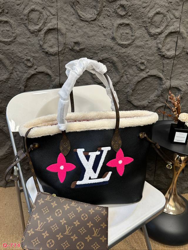 Lv全新泰迪毛毛购物袋来了！！看着就暖和！ 真的是可可爱爱！ 设计上也很赞！配色比较秋冬！好搭配！采用荔枝纹牛皮十老花材质设计，再加上放大logo和包口、包 边