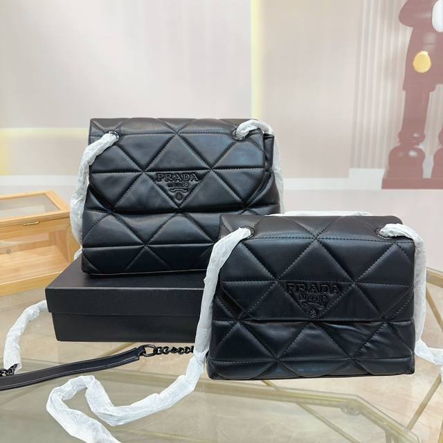 礼盒 普拉达prada 尼龙菱格链条包 材质耐造耐磨 设计简约 包身轻便 日常造不心疼 黑色万年长青款上身酷！时髦！ 尺寸26×22 24×21。Yx - 点击图像关闭
