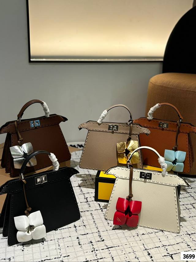 配挂件 芬迪 Peekaboo小猫包 日常通勤简直绝配 又酷又飒的奢华 可盐可甜 集美们冲它 尺寸28 20Cm
