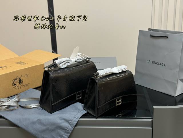 配盒牛皮 Size：26*16Cm 小 31*19Cm 大 Crush直击我的心 巴黎世家 新出的腋下 手提包 Crush Sling真的太高级了吧 材质摸起来 - 点击图像关闭