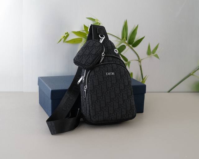 迪奥 官网同步 高版本 胸包 永恒不过时的标志性产品 纯原单布料 顶级五金制作 非市面普通版本 今年dior最爱的款式 全部实拍 实用性非常高 完全不用担心穿搭 - 点击图像关闭