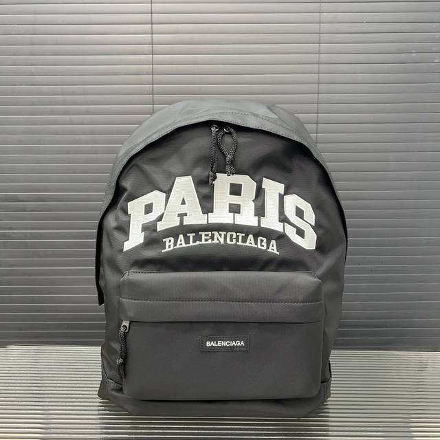 Balecntaga 巴黎世家 字母双肩包 男女通用背包 经典复刻设计 采用精湛镶嵌细工 实物拍摄 原厂原版面料 配送防尘布袋 42 X 33 Cm。