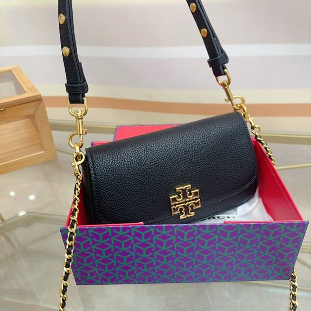 礼盒包装 牛皮 Tory Burch 托里伯奇 大小适中.原单开模定制 五金内衬镂空logo 内带产地标进口面料手感质感超级好更耐磨！亮泽五金不褪色 单肩斜挎包