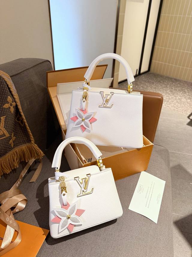 折叠礼盒包装 Lv Capucines 升级款 作为lv代表性高定包款之一的capucines手袋，每一季都会尝试不同的设计，并搭配新配色、新材质与新饰面。更加