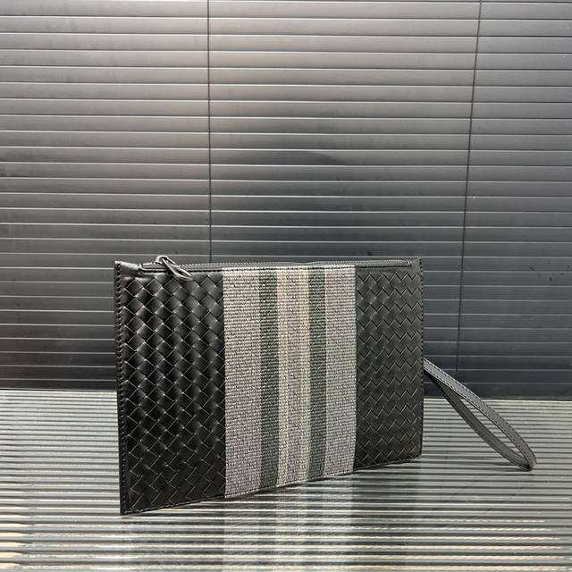 Bottega Veneta 葆蝶家 手工编织手拿包 男士夹包 文件包 采用精湛镶嵌细工,经典百搭 实物拍摄 原厂原版面料 配送防尘袋 27 X 20 Cm Bottega Veneta 葆蝶家 手工编织手拿包 男士夹包 文件包 采用精湛镶嵌细工,经典百搭 实物拍摄 原厂原版面料 配送防尘袋 27 X 20 Cm