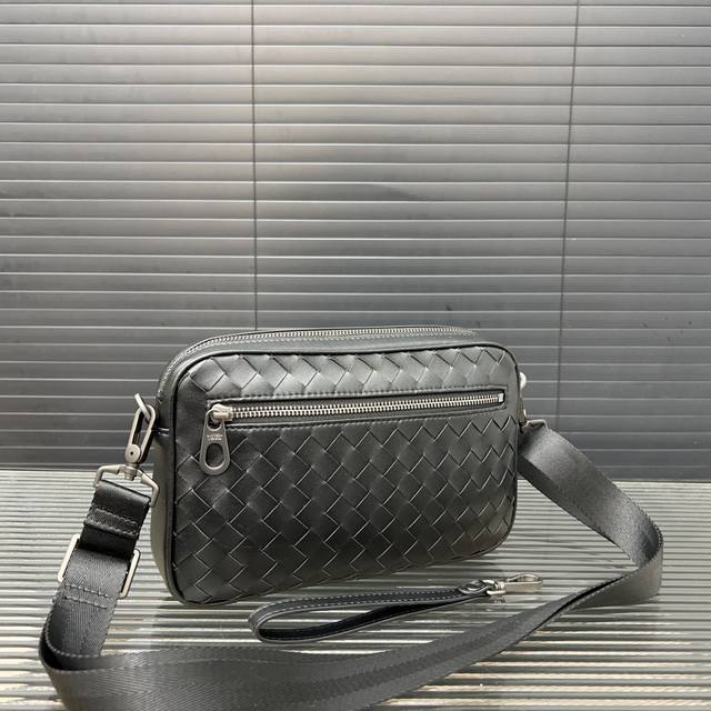 Bottega Veneta 葆蝶家 手工编织男士相机包 单肩斜挎包 采用精湛镶嵌细工,经典百搭 实物拍摄 原厂原版面料 配送防尘袋 24 X 16 Cm。 Bottega Veneta 葆蝶家 手工编织男士相机包 单肩斜挎包 采用精湛镶嵌细工,经典百搭 实物拍摄 原厂原版面料 配送防尘袋 24 X 16 Cm。