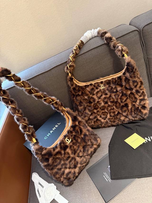 折叠礼盒包装 Chanel 24A Hobo腋下包 Chanel24A Hobo这个油蜡羊皮很好打理，五金做旧酷酷的，皮穿粗链却非常轻，尺寸也很日常，是位才貌双 - 点击图像关闭