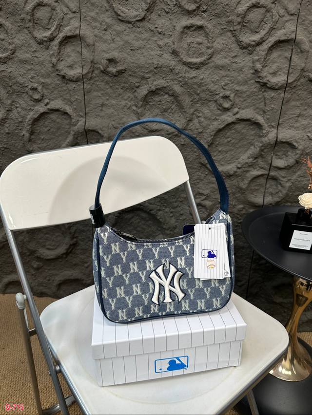 配礼盒 Mlb牛仔腋下容量又大又轻~ 氛围感穿搭,出街必备 拍照凹造型嘎嘎吸睛v 酷女孩最爱!! 尺寸24.13Cm 配礼盒 Mlb牛仔腋下容量又大又轻~ 氛围感穿搭,出街必备 拍照凹造型嘎嘎吸睛v 酷女孩最爱!! 尺寸24.13Cm