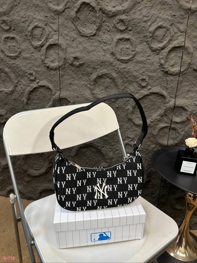 配礼盒 Mlb牛仔腋下容量又大又轻~ 氛围感穿搭,出街必备 拍照凹造型嘎嘎吸睛v 酷女孩最爱!! 尺寸24.13Cm 配礼盒 Mlb牛仔腋下容量又大又轻~ 氛围感穿搭,出街必备 拍照凹造型嘎嘎吸睛v 酷女孩最爱!! 尺寸24.13Cm