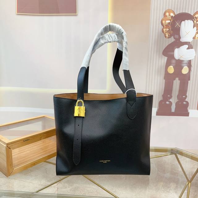礼盒 Lv锁头腋下 支持芯片验证 新品上市 托特包 松弛感的尽头就是hobo柔软的牛皮材质，锁头的细节设计，呈现出慵懒又精致的法式风范#路易威登 尺寸：35 3