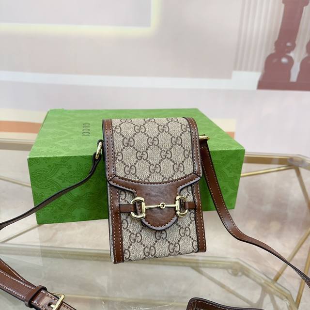 折叠礼盒包装 Gucci 1955新款mini老花手机包小方盒 Gucci新出的这款手机包，首先我觉得在大牌包里，可称为性价比之王，价格不错，容量感人，手机、充