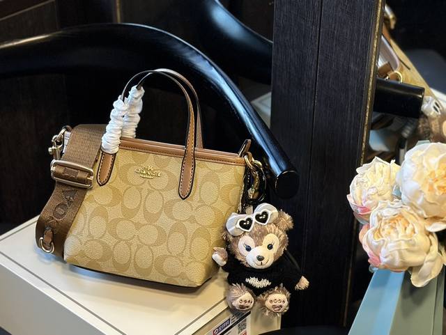 送挂件 官网飞机箱 Coachgallery 2024 年新款饺子包 面料是经典的logo 老花 非常百搭 小小一只很适合 日常物品都可以容纳s！ 尺寸20 - 点击图像关闭